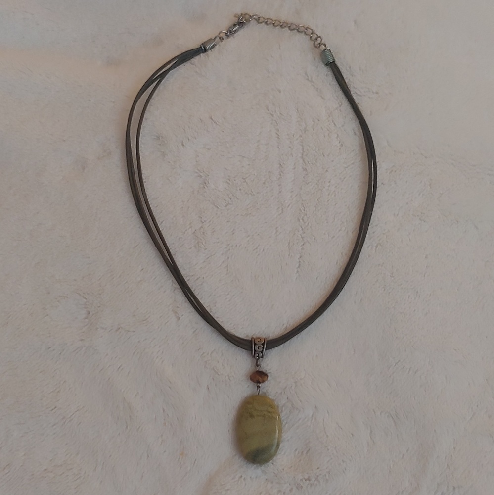 Jade tone pendant necklace